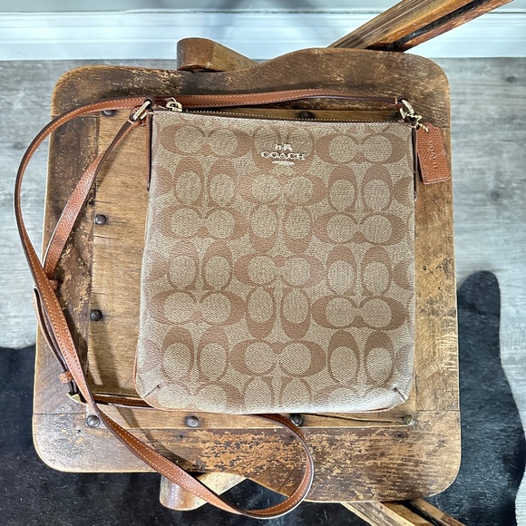 Coach messenger crossbody bag in signature canvas - Picture 3 of 10